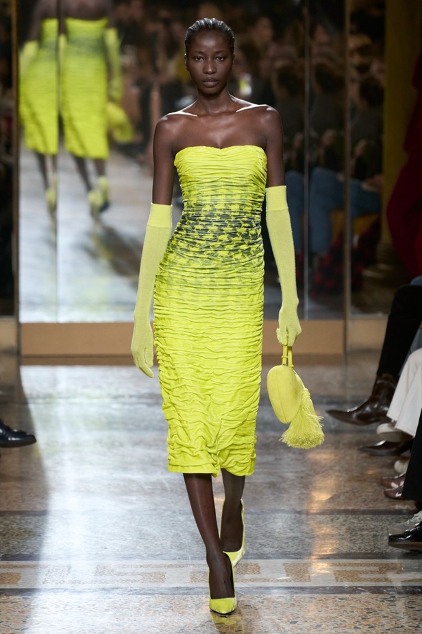 مجموعة Ermanno Scervino لخريف وشتاء 2024 تصاميم جمعت الأنوثة مع الخياطة الفاخرة والأقمشة الفاتنة