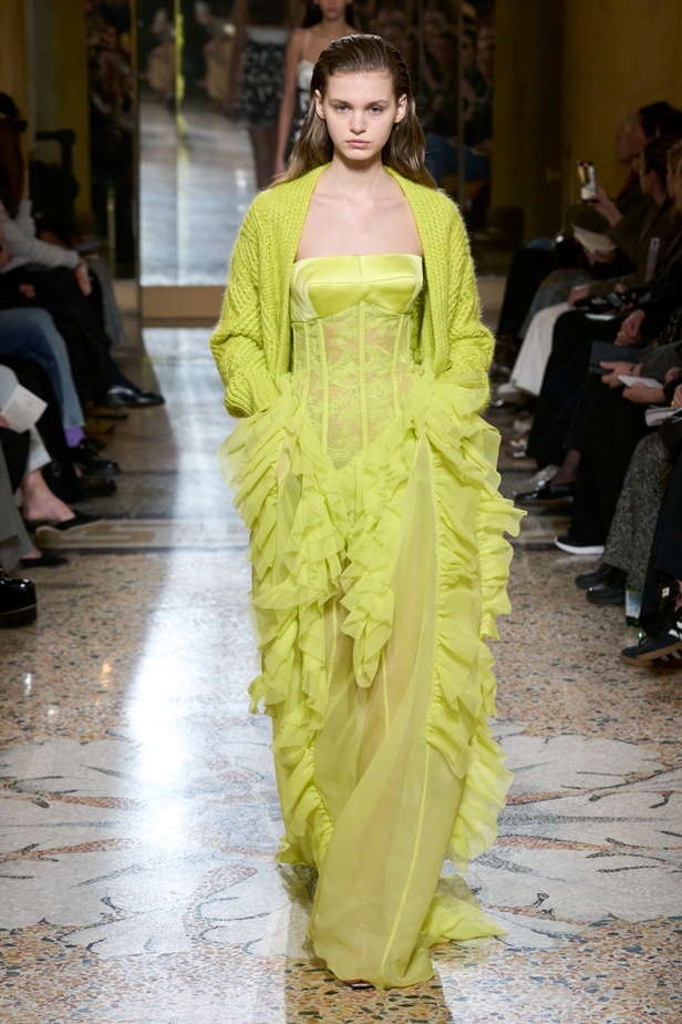 مجموعة Ermanno Scervino لخريف وشتاء 2024 تصاميم جمعت الأنوثة مع الخياطة الفاخرة والأقمشة الفاتنة