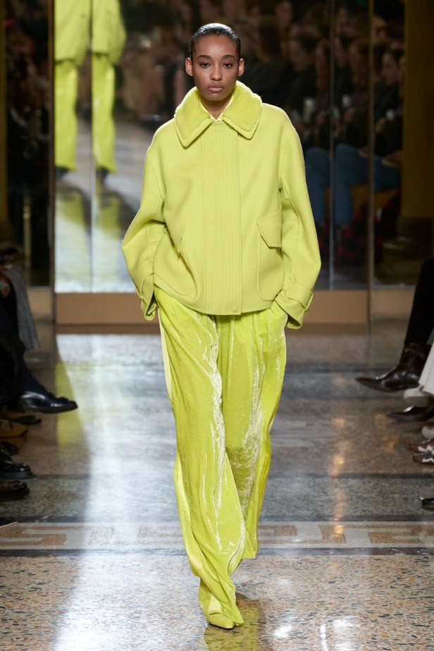 مجموعة Ermanno Scervino لخريف وشتاء 2024 تصاميم جمعت الأنوثة مع الخياطة الفاخرة والأقمشة الفاتنة