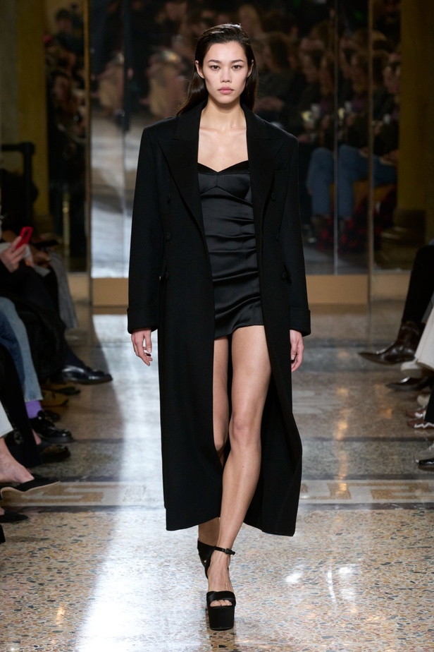 مجموعة Ermanno Scervino لخريف وشتاء 2024 تصاميم جمعت الأنوثة مع الخياطة الفاخرة والأقمشة الفاتنة