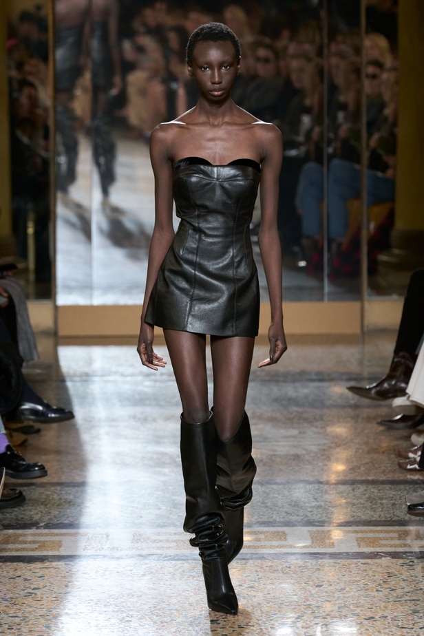 مجموعة Ermanno Scervino لخريف وشتاء 2024 تصاميم جمعت الأنوثة مع الخياطة الفاخرة والأقمشة الفاتنة