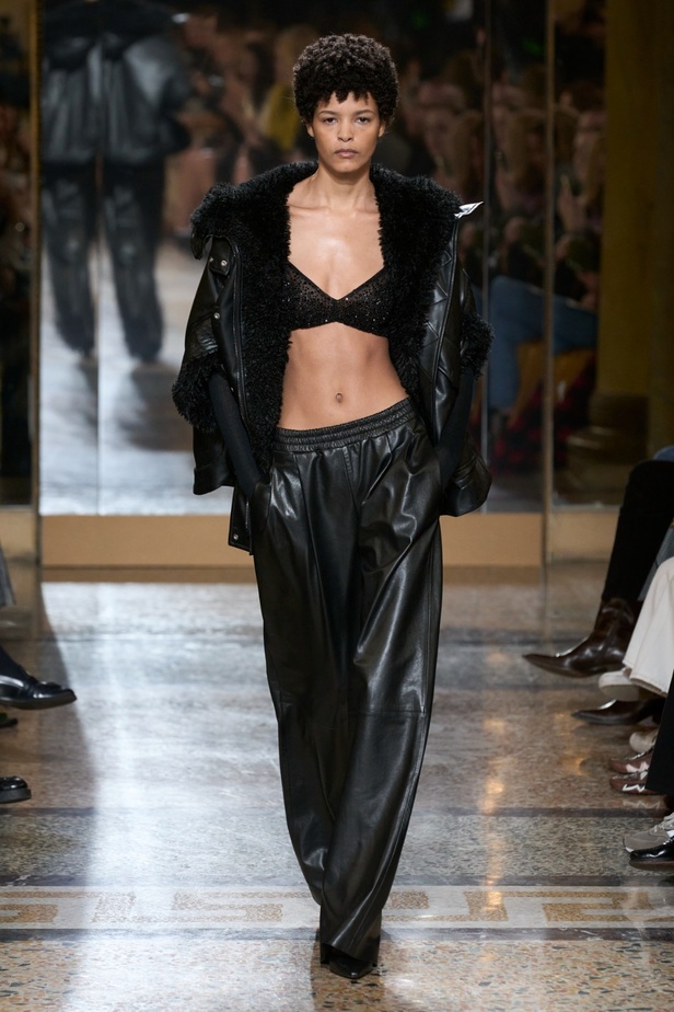 مجموعة Ermanno Scervino لخريف وشتاء 2024 تصاميم جمعت الأنوثة مع الخياطة الفاخرة والأقمشة الفاتنة