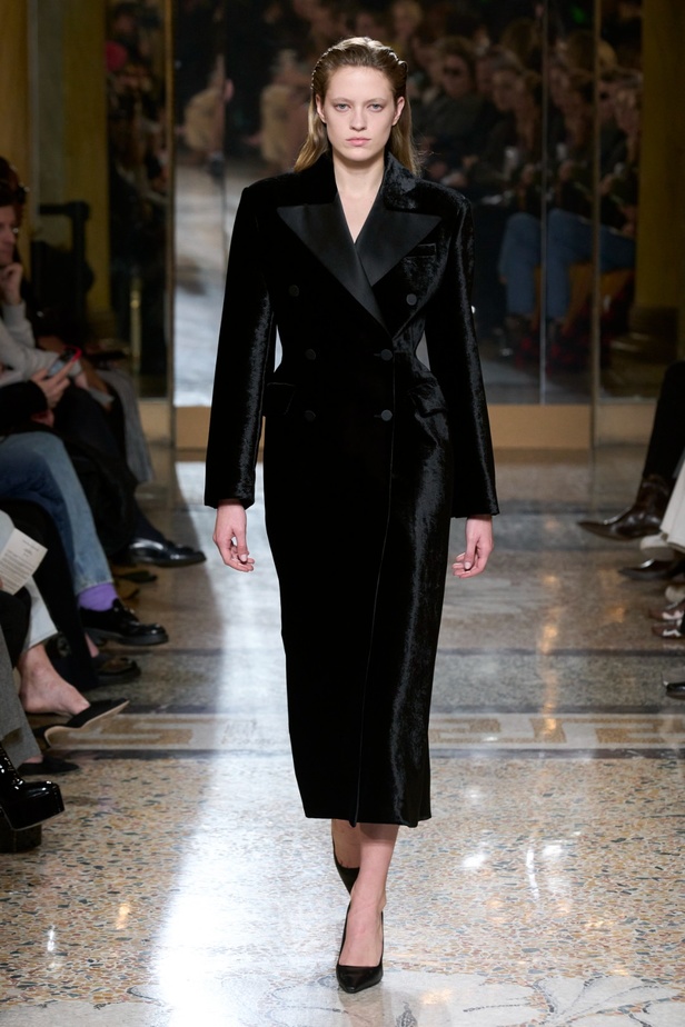 مجموعة Ermanno Scervino لخريف وشتاء 2024 تصاميم جمعت الأنوثة مع الخياطة الفاخرة والأقمشة الفاتنة