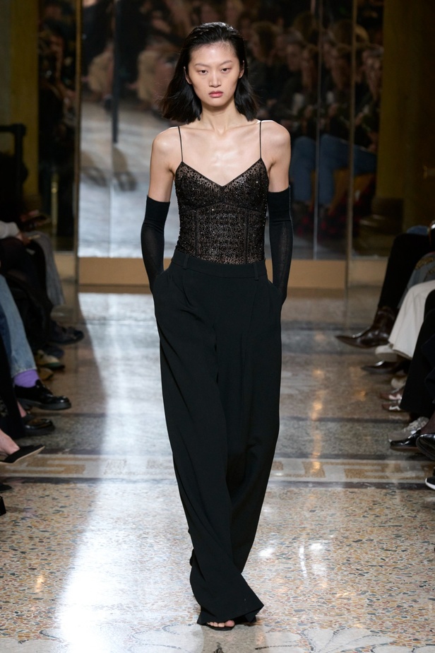 مجموعة Ermanno Scervino لخريف وشتاء 2024 تصاميم جمعت الأنوثة مع الخياطة الفاخرة والأقمشة الفاتنة