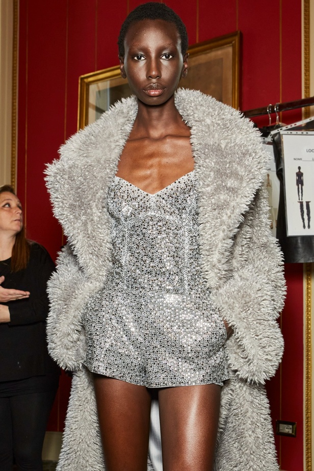 مجموعة Ermanno Scervino لخريف وشتاء 2024 تصاميم جمعت الأنوثة مع الخياطة الفاخرة والأقمشة الفاتنة