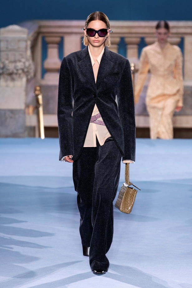 الطبقات البسيطة والمتناسقة ومزيج الألوان عنوان مجموعة TORY BURCH