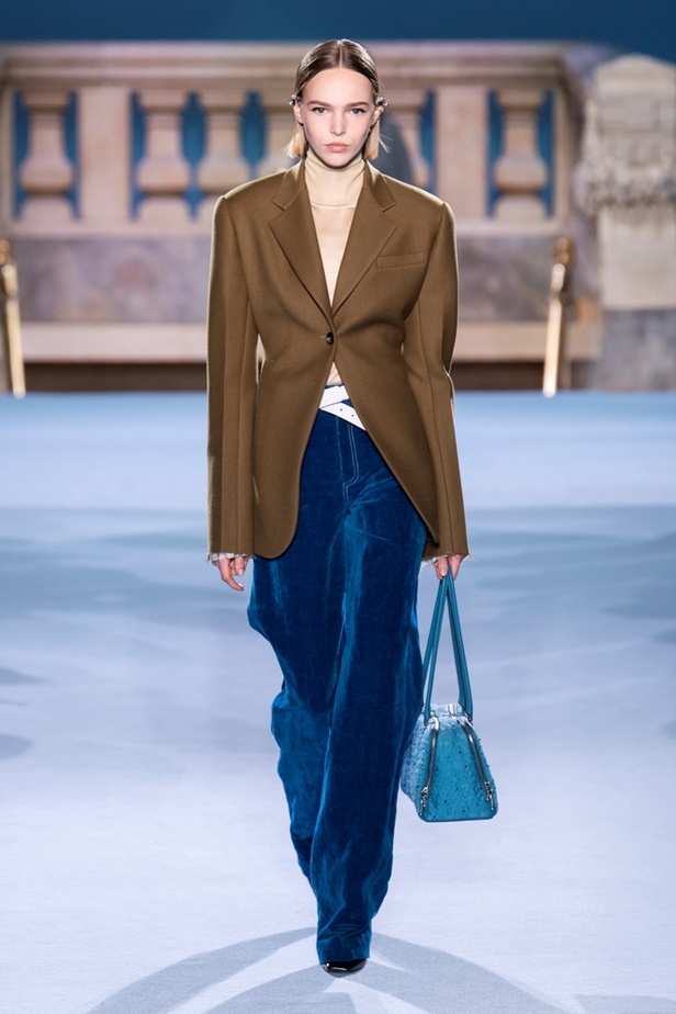 الطبقات البسيطة والمتناسقة ومزيج الألوان عنوان مجموعة TORY BURCH