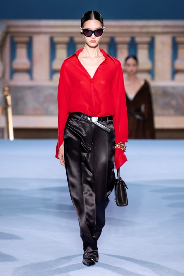 الطبقات البسيطة والمتناسقة ومزيج الألوان عنوان مجموعة TORY BURCH