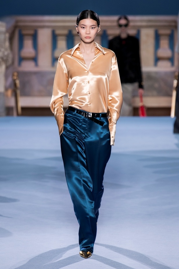 الطبقات البسيطة والمتناسقة ومزيج الألوان عنوان مجموعة TORY BURCH