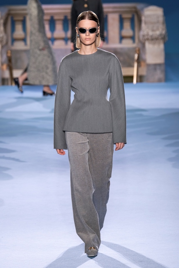 الطبقات البسيطة والمتناسقة ومزيج الألوان عنوان مجموعة TORY BURCH