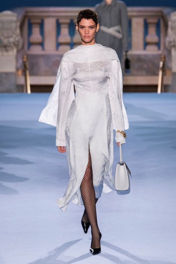 الطبقات البسيطة والمتناسقة ومزيج الألوان عنوان مجموعة TORY BURCH