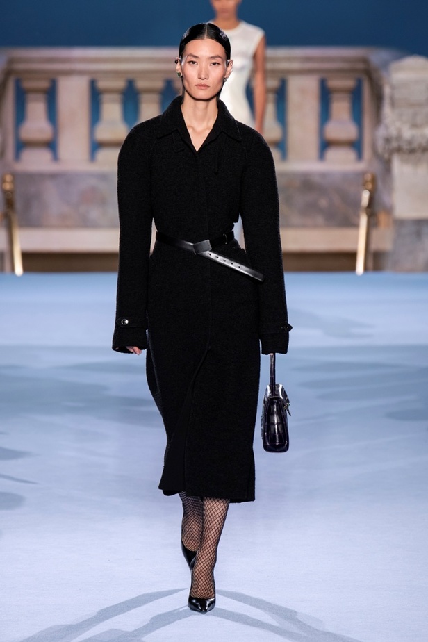 الطبقات البسيطة والمتناسقة ومزيج الألوان عنوان مجموعة TORY BURCH