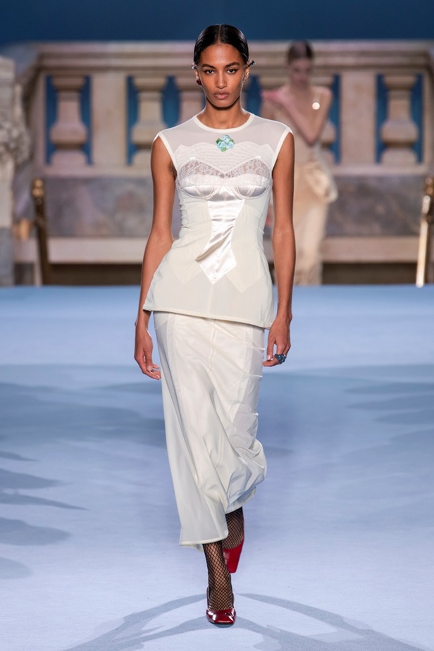 الطبقات البسيطة والمتناسقة ومزيج الألوان عنوان مجموعة TORY BURCH