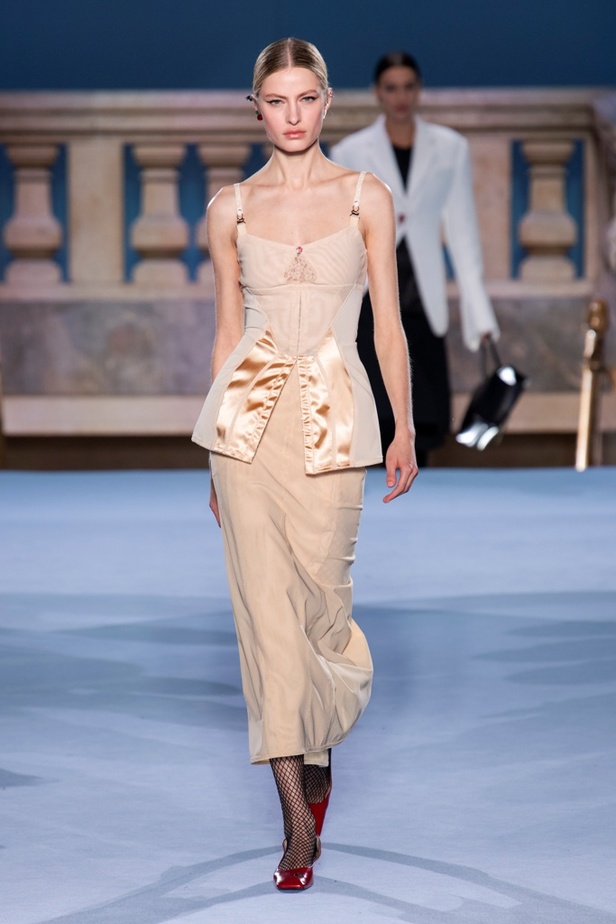 الطبقات البسيطة والمتناسقة ومزيج الألوان عنوان مجموعة TORY BURCH