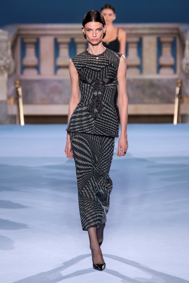 الطبقات البسيطة والمتناسقة ومزيج الألوان عنوان مجموعة TORY BURCH