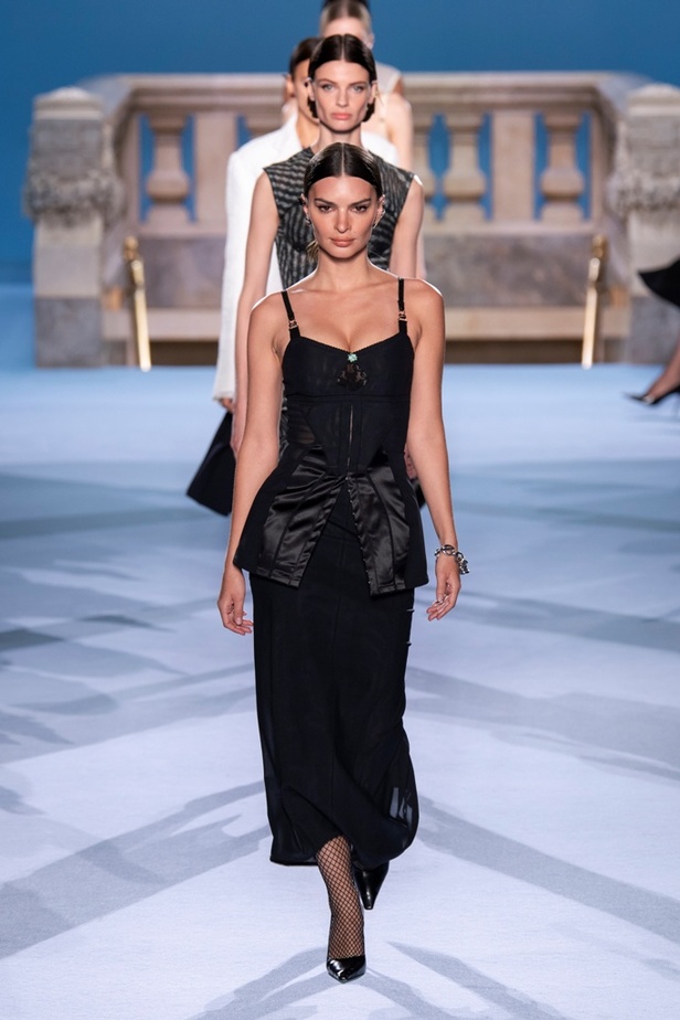 الطبقات البسيطة والمتناسقة ومزيج الألوان عنوان مجموعة TORY BURCH