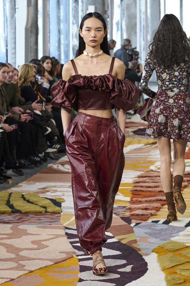 مجموعة Ulla Johnson لخريف وشتاء 2023-2024 في نيويورك..