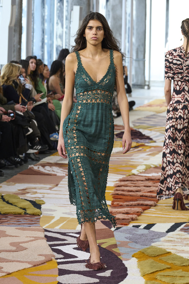 مجموعة Ulla Johnson لخريف وشتاء 2023-2024 في نيويورك..