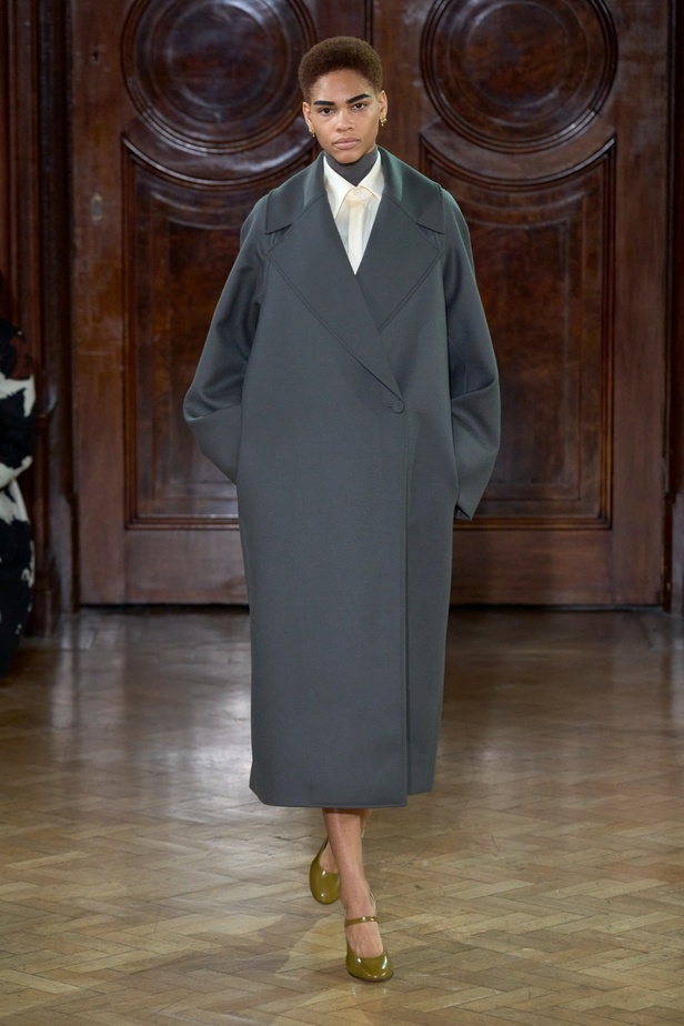 Emilia Wickstead تعود بعرض أزياء مبهر لخريف وشتاء 2023-2024