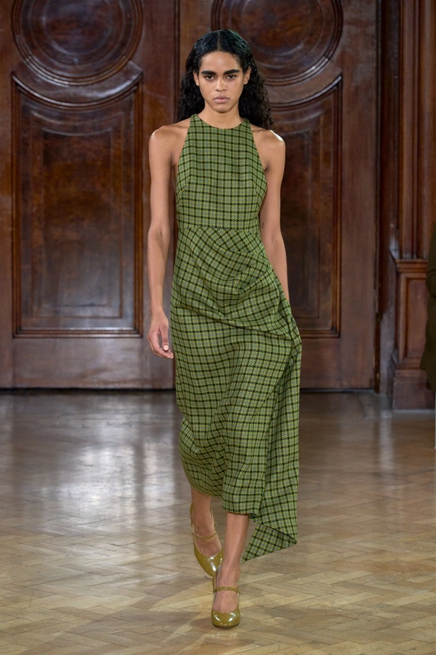 Emilia Wickstead تعود بعرض أزياء مبهر لخريف وشتاء 2023-2024