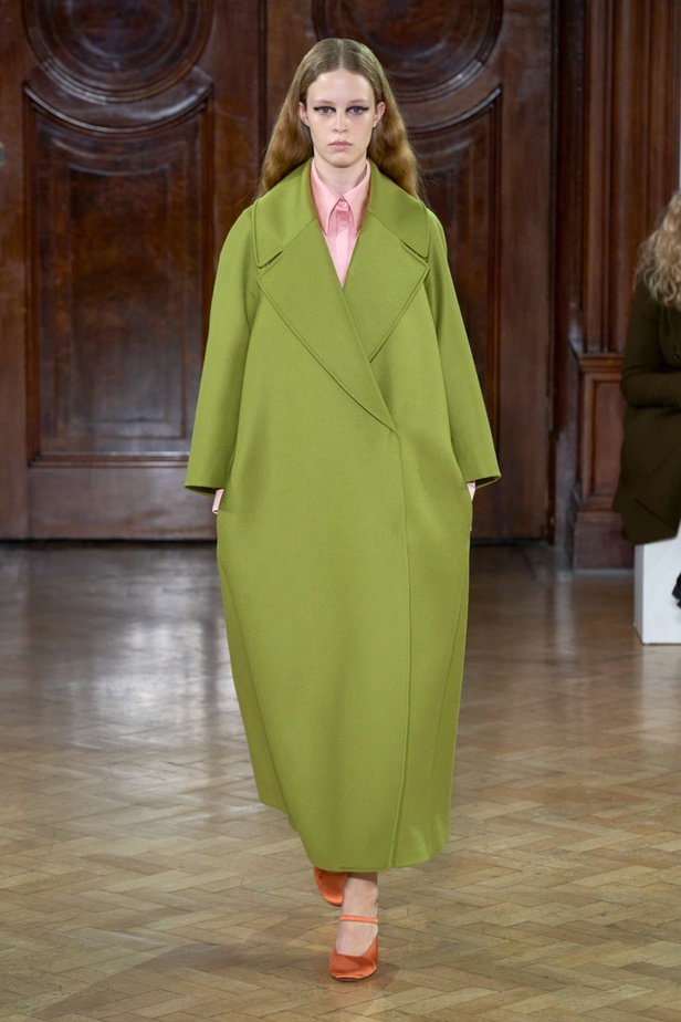 Emilia Wickstead تعود بعرض أزياء مبهر لخريف وشتاء 2023-2024