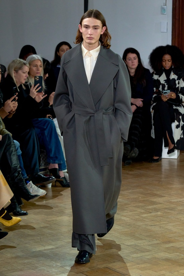 Emilia Wickstead تعود بعرض أزياء مبهر لخريف وشتاء 2023-2024