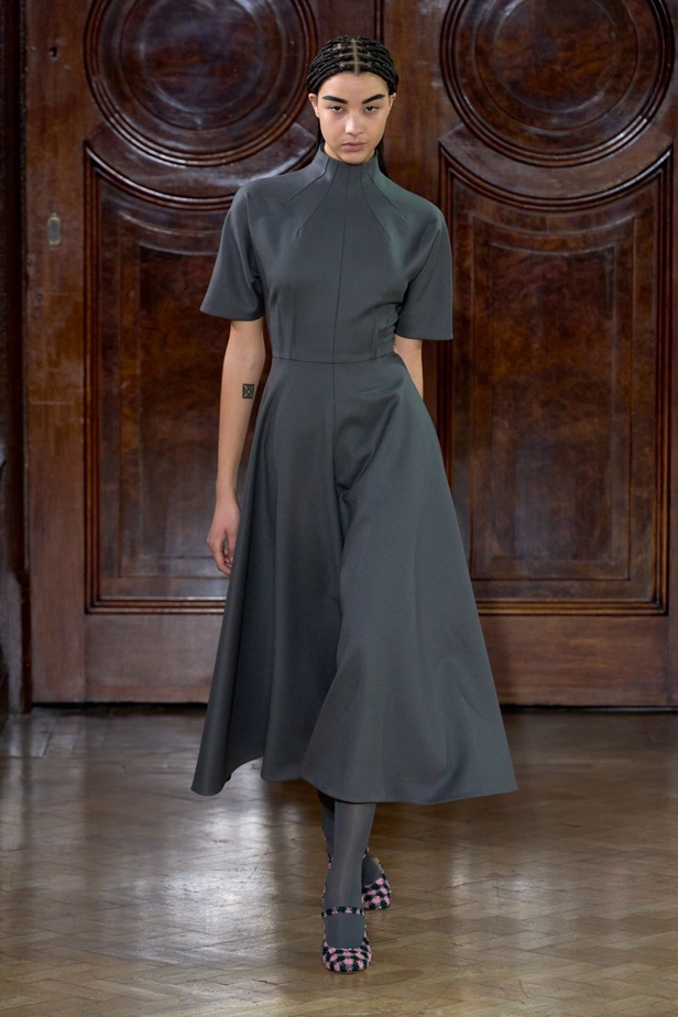 Emilia Wickstead تعود بعرض أزياء مبهر لخريف وشتاء 2023-2024