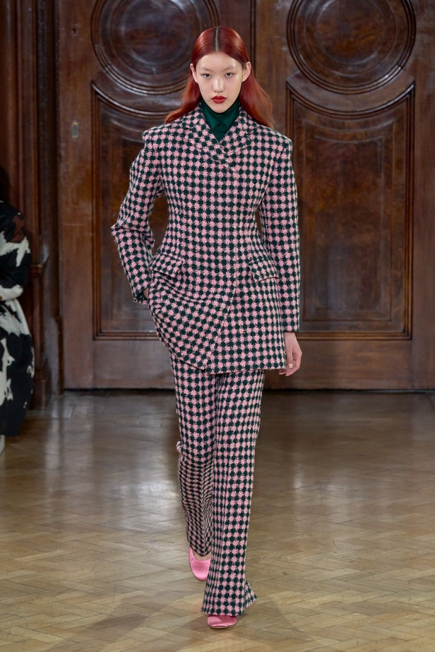 Emilia Wickstead تعود بعرض أزياء مبهر لخريف وشتاء 2023-2024