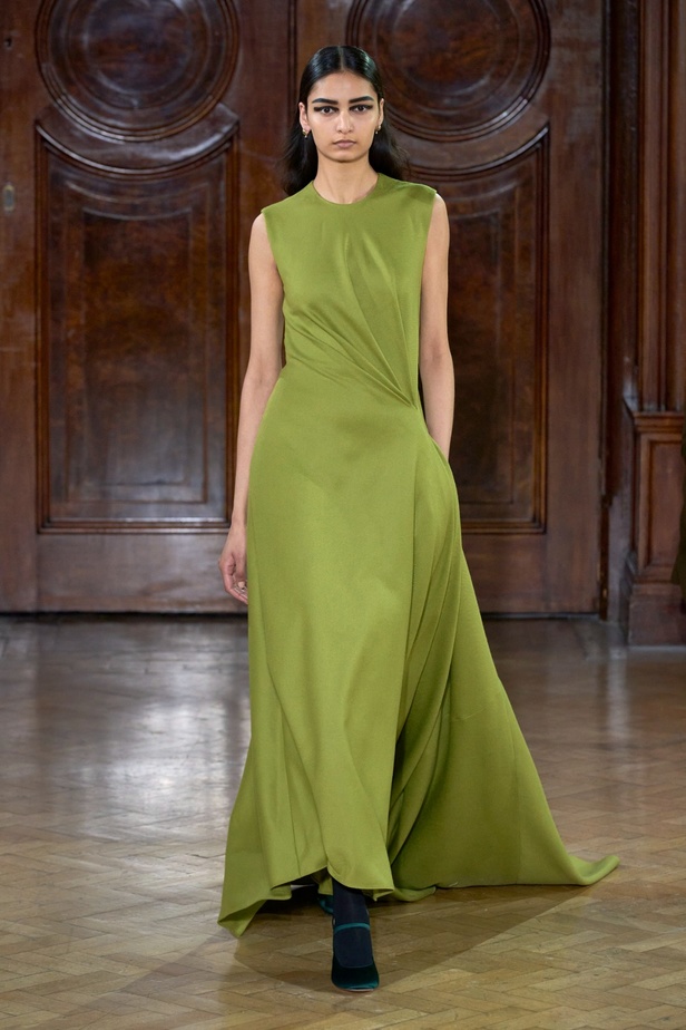 Emilia Wickstead تعود بعرض أزياء مبهر لخريف وشتاء 2023-2024