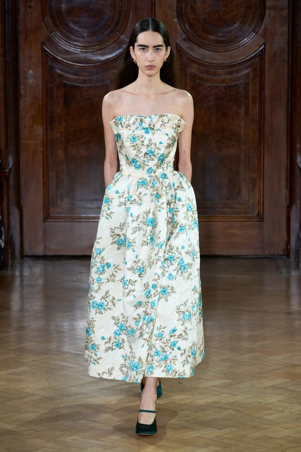 Emilia Wickstead تعود بعرض أزياء مبهر لخريف وشتاء 2023-2024