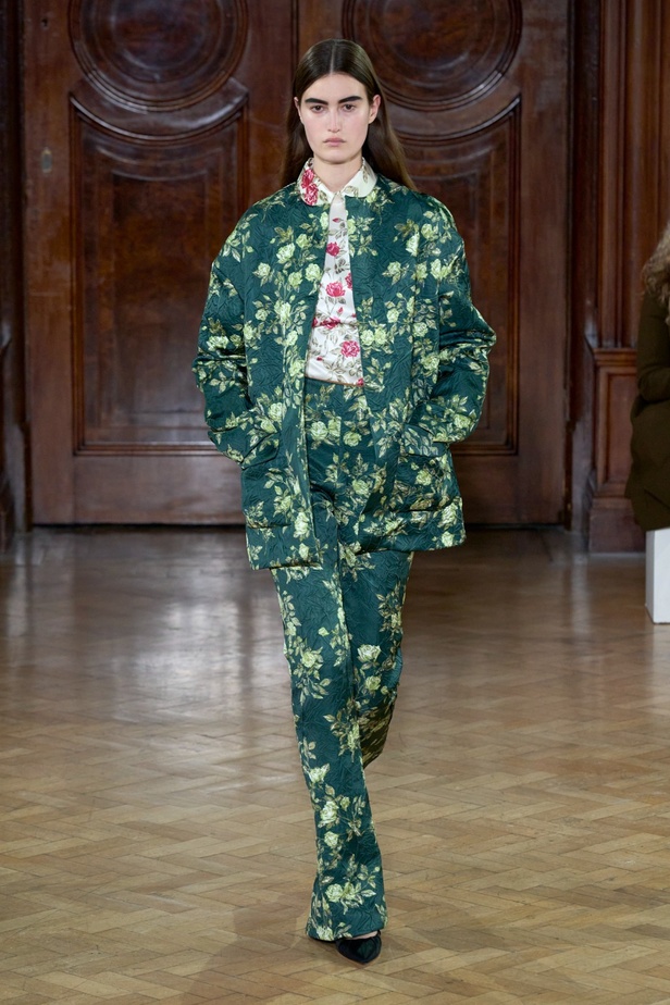 Emilia Wickstead تعود بعرض أزياء مبهر لخريف وشتاء 2023-2024