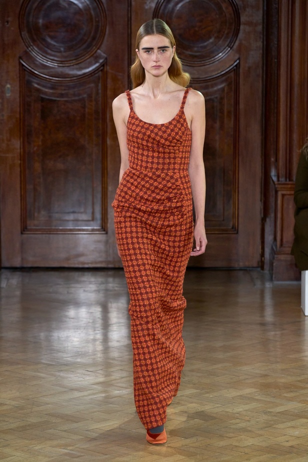 Emilia Wickstead تعود بعرض أزياء مبهر لخريف وشتاء 2023-2024