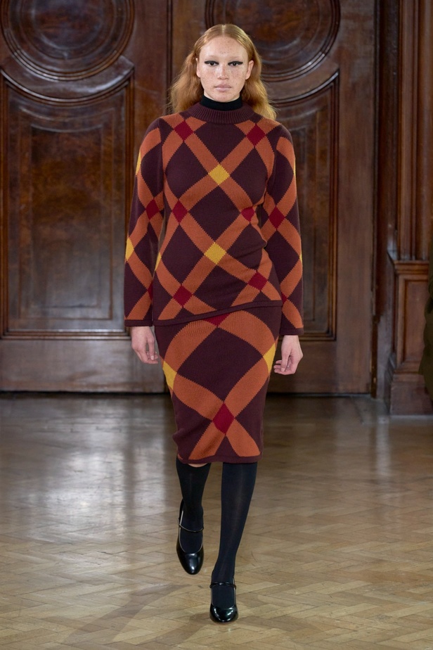 Emilia Wickstead تعود بعرض أزياء مبهر لخريف وشتاء 2023-2024