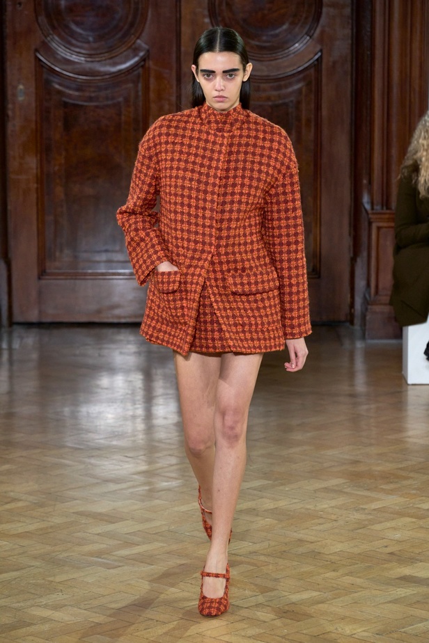 Emilia Wickstead تعود بعرض أزياء مبهر لخريف وشتاء 2023-2024