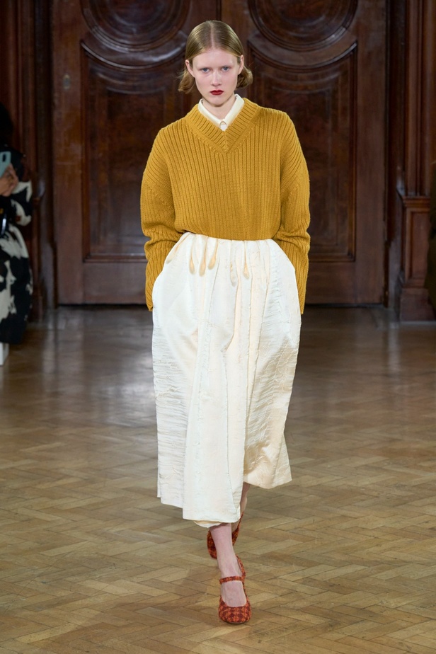 Emilia Wickstead تعود بعرض أزياء مبهر لخريف وشتاء 2023-2024