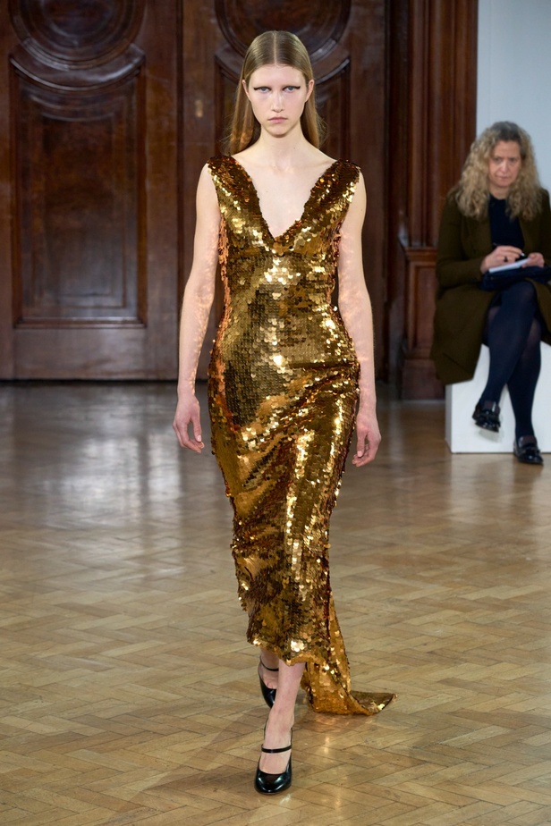 Emilia Wickstead تعود بعرض أزياء مبهر لخريف وشتاء 2023-2024