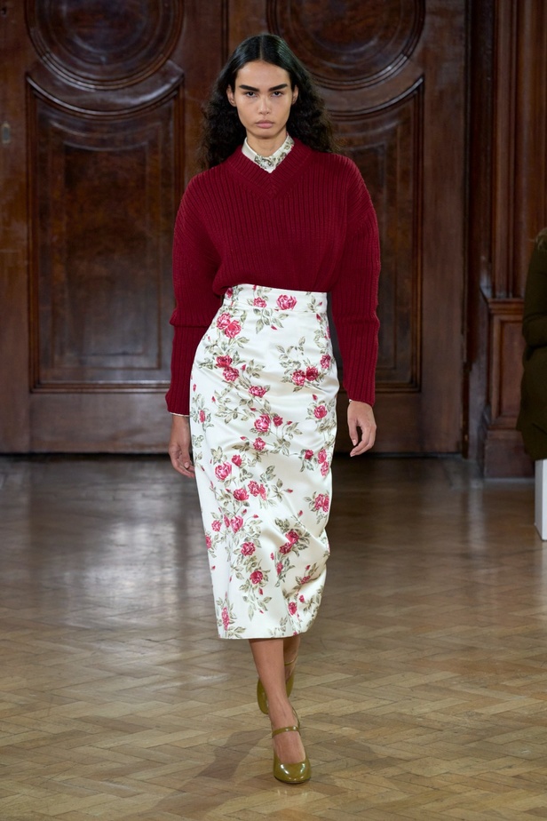 Emilia Wickstead تعود بعرض أزياء مبهر لخريف وشتاء 2023-2024