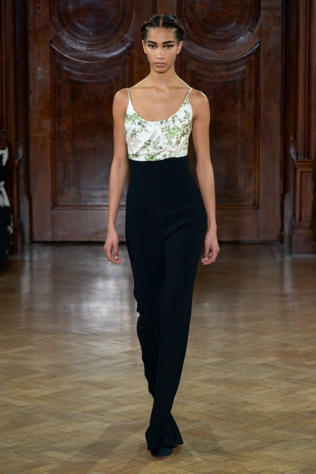 Emilia Wickstead تعود بعرض أزياء مبهر لخريف وشتاء 2023-2024