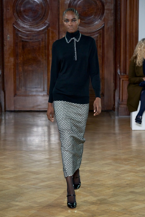 Emilia Wickstead تعود بعرض أزياء مبهر لخريف وشتاء 2023-2024