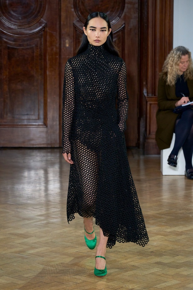 Emilia Wickstead تعود بعرض أزياء مبهر لخريف وشتاء 2023-2024