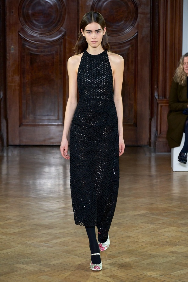 Emilia Wickstead تعود بعرض أزياء مبهر لخريف وشتاء 2023-2024