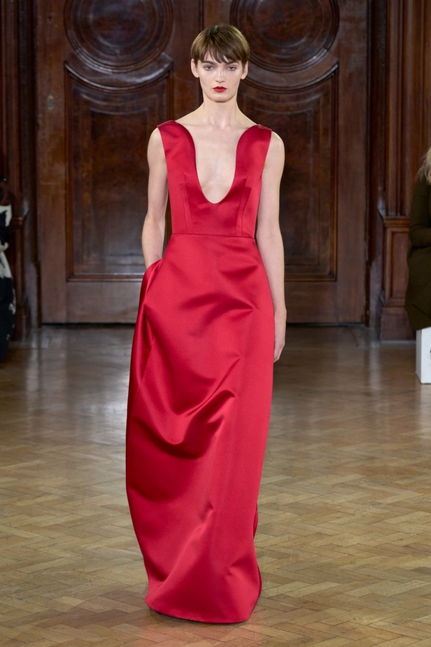 Emilia Wickstead تعود بعرض أزياء مبهر لخريف وشتاء 2023-2024