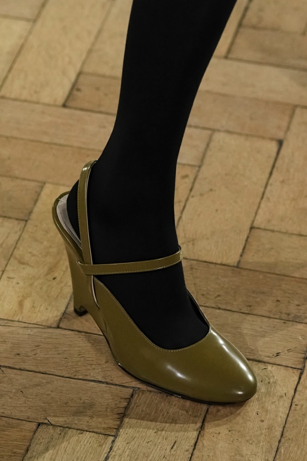 Emilia Wickstead تعود بعرض أزياء مبهر في مجموعة خريف وشتاء 2023-2024