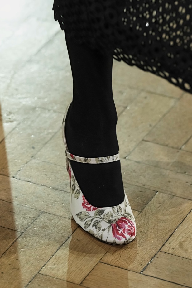 Emilia Wickstead تعود بعرض أزياء مبهر في مجموعة خريف وشتاء 2023-2024