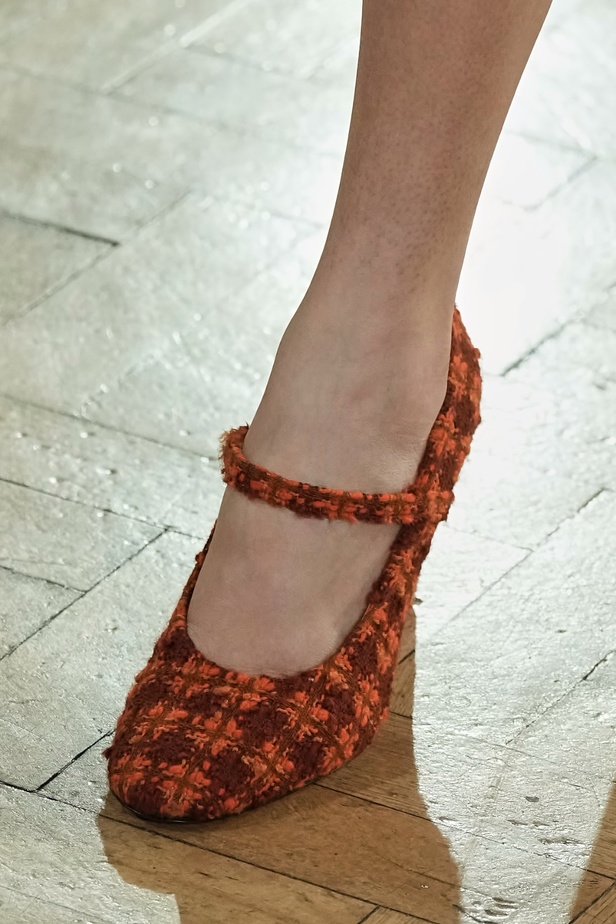 Emilia Wickstead تعود بعرض أزياء مبهر في مجموعة خريف وشتاء 2023-2024