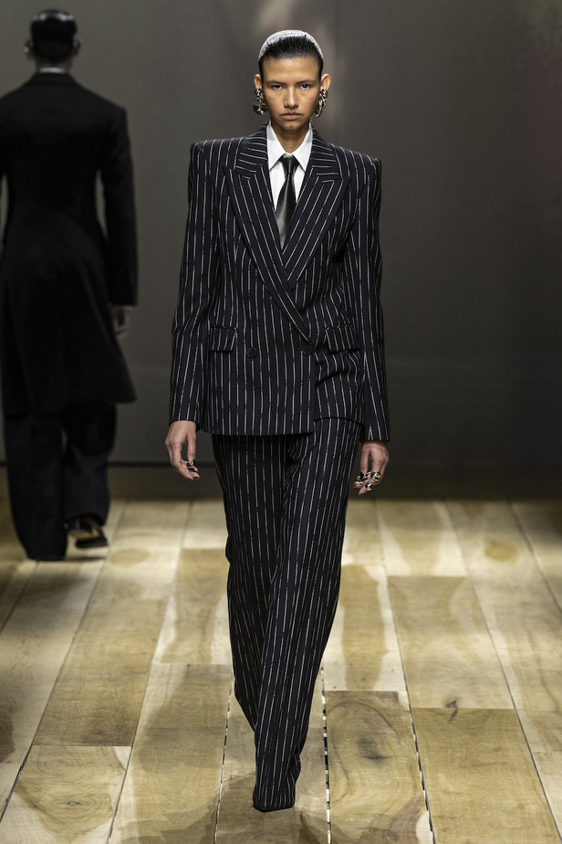 من مجموعة الكسندر مكوين لخريف وشتاء 2023-2024