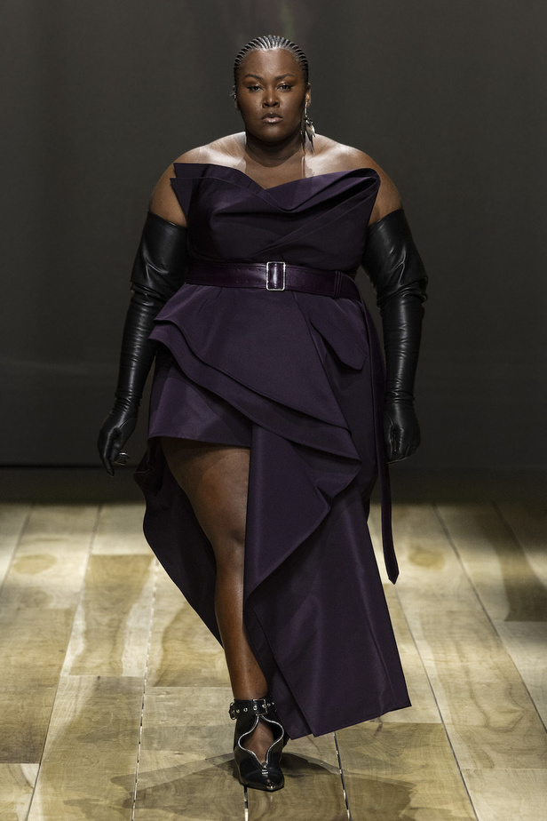 من مجموعة الكسندر مكوين لخريف وشتاء 2023-2024