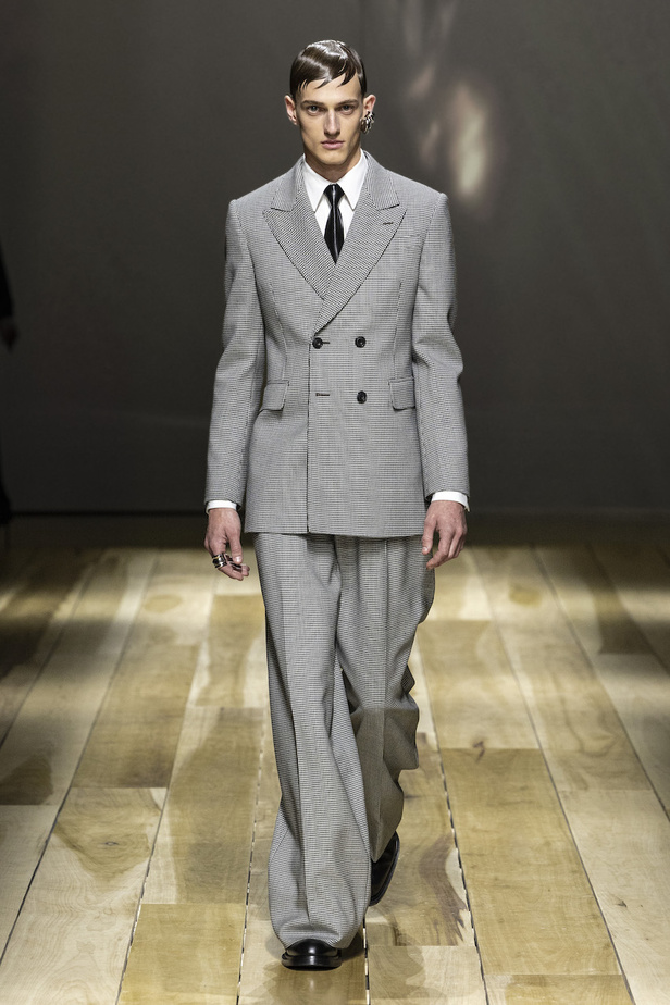 من مجموعة الكسندر مكوين لخريف وشتاء 2023-2024