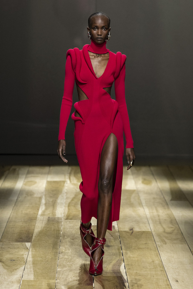 من مجموعة الكسندر مكوين لخريف وشتاء 2023-2024