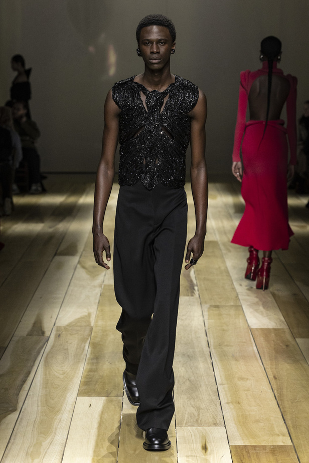 من مجموعة الكسندر مكوين لخريف وشتاء 2023-2024